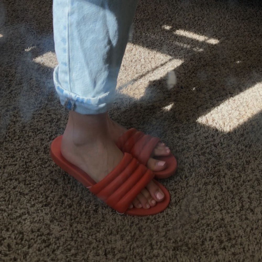 trendy red slides - Picture 3 of 4